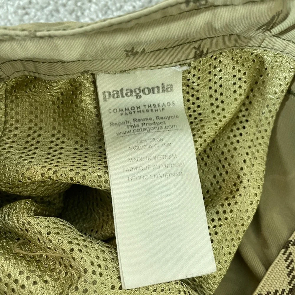 Patagonia Shorts Mens 31 Wavefarer Walk Hybrid Board Shorts Tropical Leaf